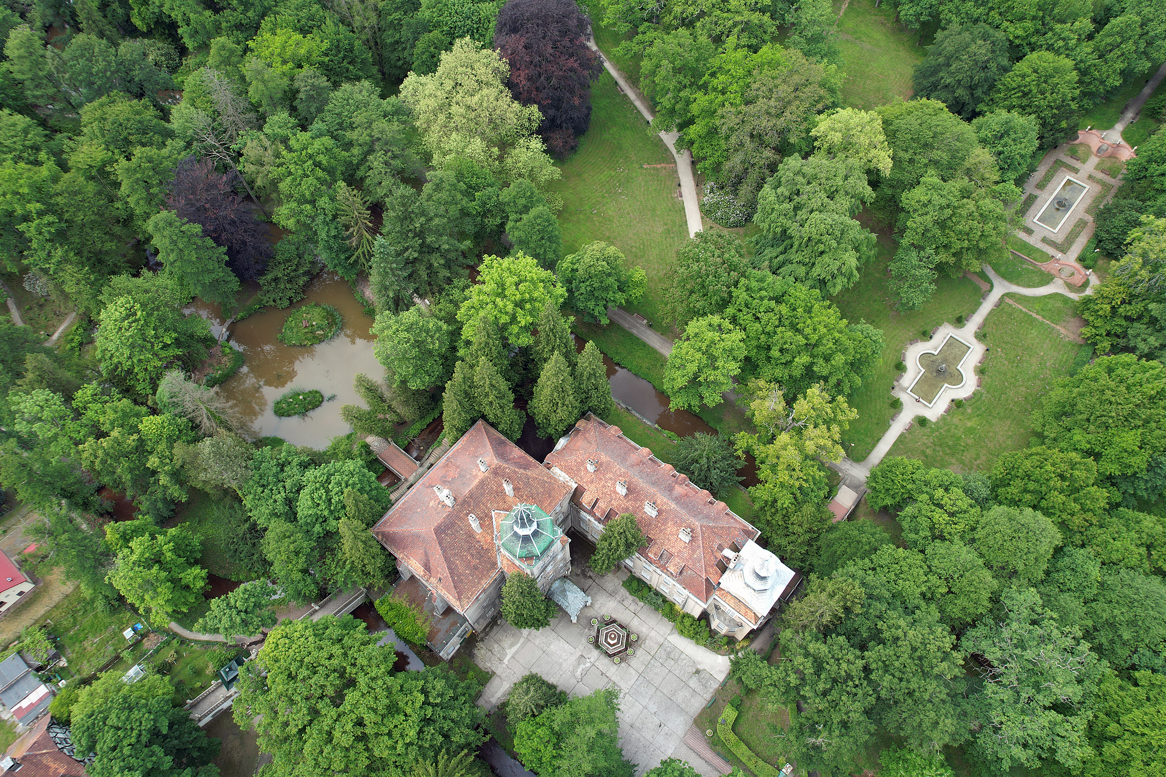 Zespół pałacowo-parkowy w Iłowej